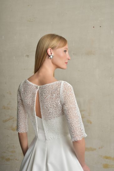 femme habillée d'une robe de mariée princesse élégante, agrémentée d'un joli top de mariée et d'un sac à main