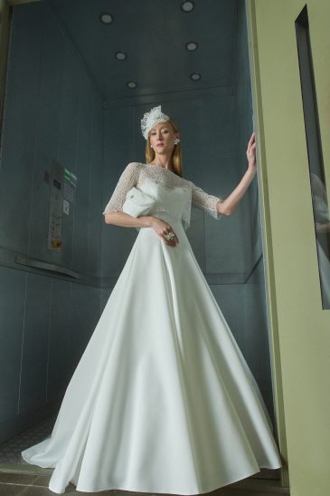 femme habillée d'une robe de mariée princesse élégante, agrémentée d'un joli top de mariée et d'un sac à main