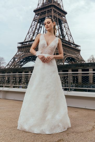 femme dans une jolie robe de mariée aux motifs floraux à Paris