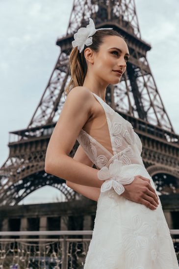 femme dans une jolie robe de mariée aux motifs floraux à Paris