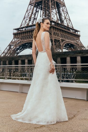 femme dans une jolie robe de mariée aux motifs floraux à Paris