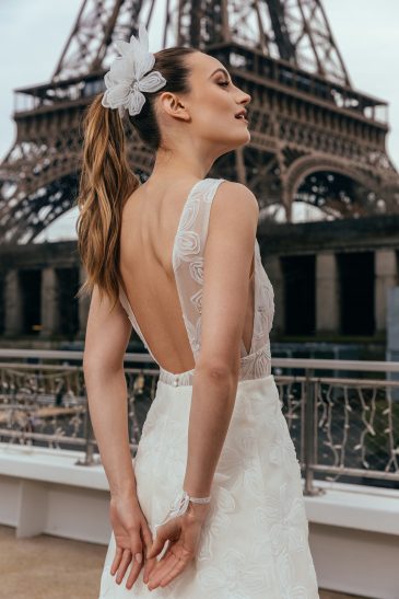 femme dans une jolie robe de mariée aux motifs floraux à Paris