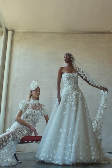 deux femmes habillées de robes de mariées glamour en matière façonnée, il y a une robe sirène et une robe princesse