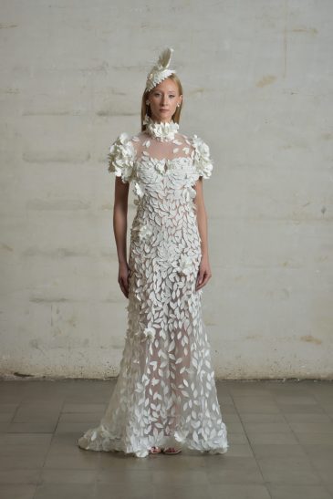 femme habillée en robe de mariée sirène originale en matière façonnée