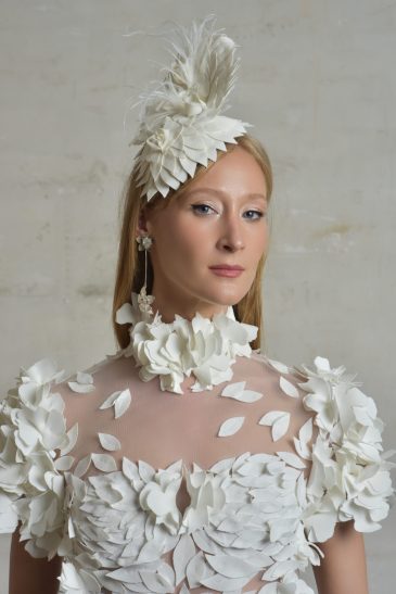 femme habillée en robe de mariée sirène originale en matière façonnée