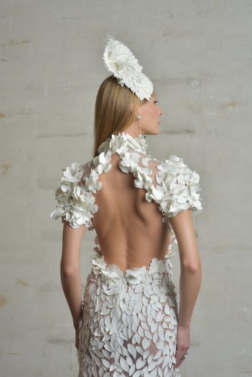 femme habillée en robe de mariée sirène originale en matière façonnée