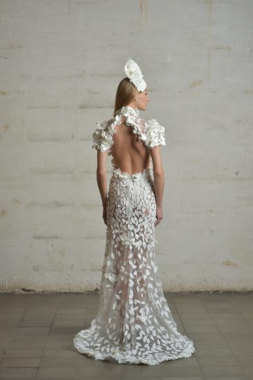 femme habillée en robe de mariée sirène originale en matière façonnée
