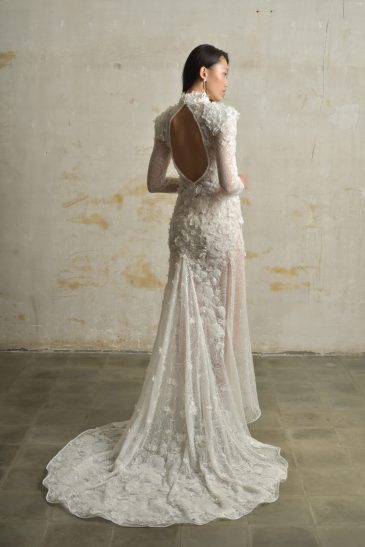femme habillée d'une robe de mariée sirène glamour, avec une traîne et des manches longues