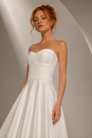 femme dans une robe de mariée épurée et minimaliste