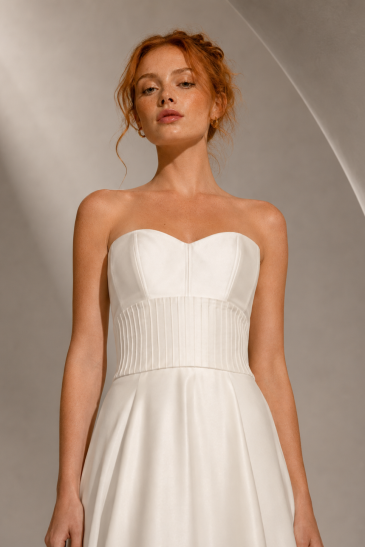 femme dans une robe de mariée épurée et minimaliste