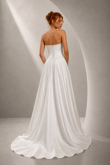 femme dans une robe de mariée épurée et minimaliste