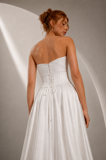 femme dans une robe de mariée épurée et minimaliste