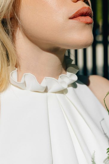femme dans une robe de mariée courte à Paris