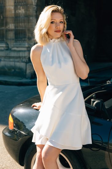 femme dans une robe de mariée courte à Paris