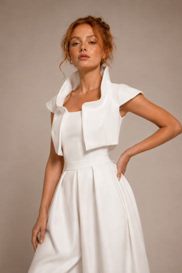femme avec une tenue de mariage civil pantalon moderne