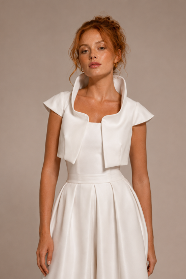 femme avec une tenue de mariage civil pantalon moderne
