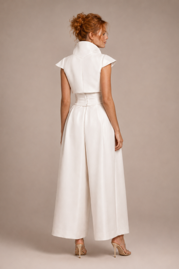 femme avec une tenue de mariage civil pantalon moderne