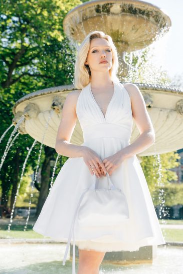 femme dans une robe de mariée courte à Paris