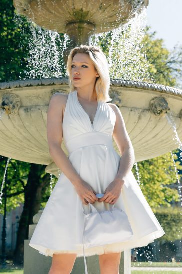 femme dans une robe de mariée courte à Paris