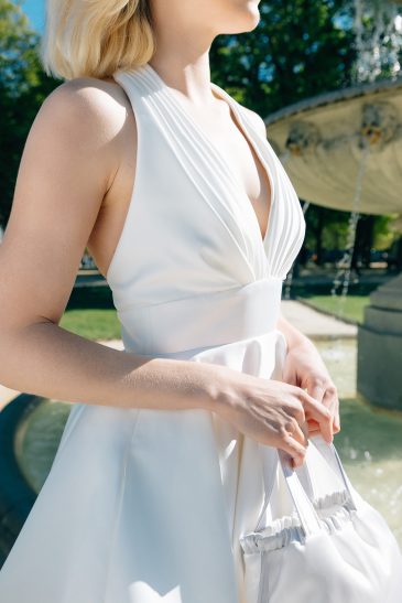 femme dans une robe de mariée courte à Paris