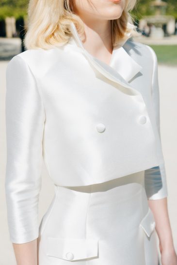 femme dans une robe de mariée courte à Paris