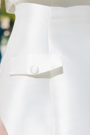 femme dans une robe de mariée courte à Paris