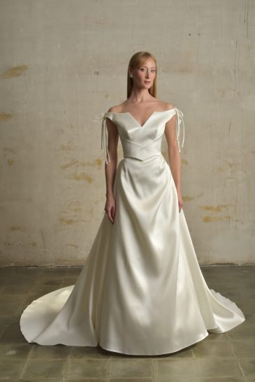 femme dans une robe de mariée princesse en mikado