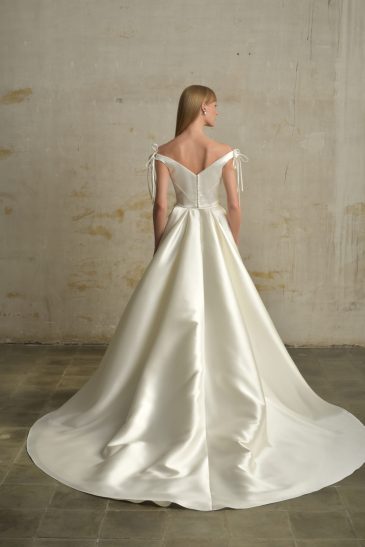 femme dans une robe de mariée princesse en mikado