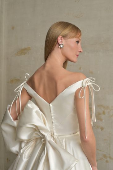 femme dans une robe de mariée princesse en mikado