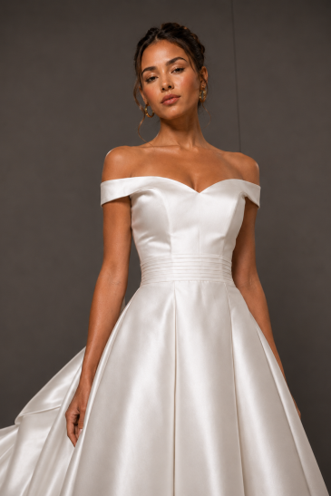 femme dans une robe de mariée princesse en mikado