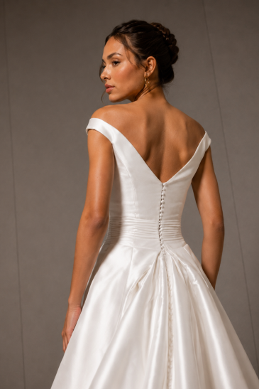 femme dans une robe de mariée princesse en mikado