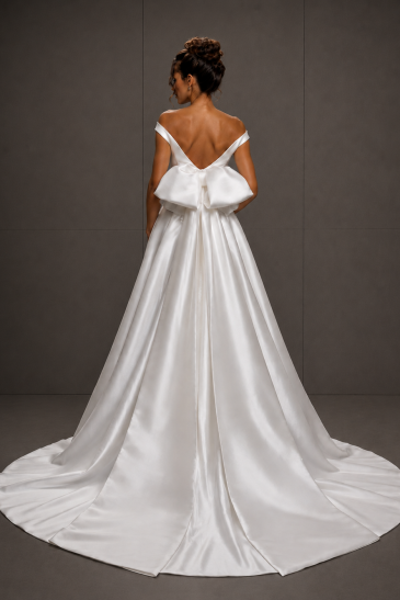 femme dans une robe de mariée princesse en mikado