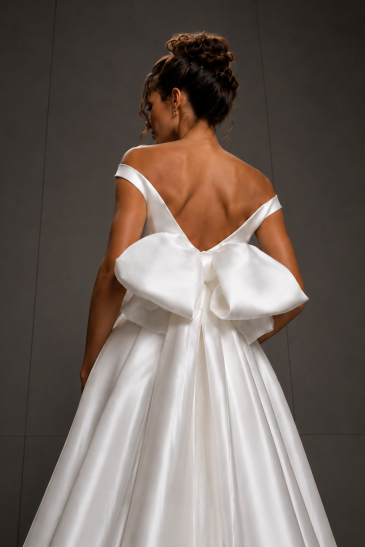 femme dans une robe de mariée princesse en mikado