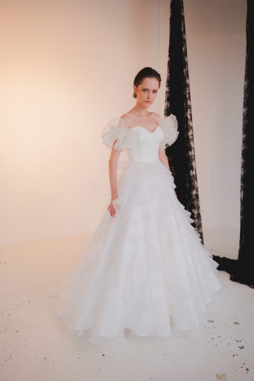 femme dans une robe de mariée princesse originale à volants