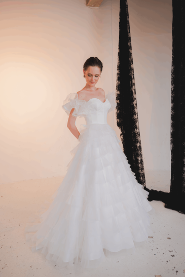 femme dans une robe de mariée princesse originale à volants