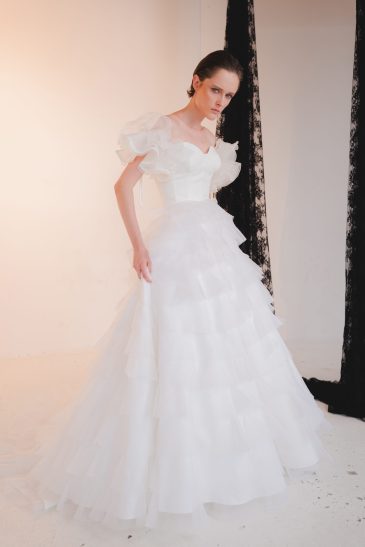 femme dans une robe de mariée princesse originale à volants
