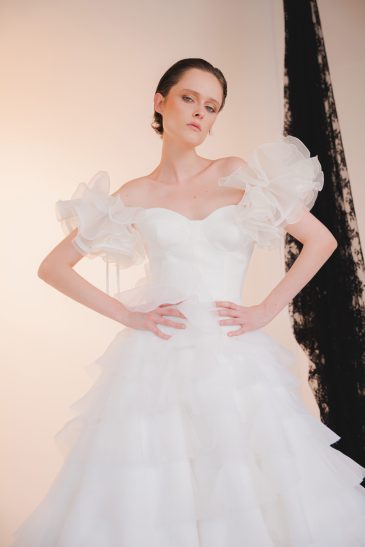 femme dans une robe de mariée princesse originale à volants