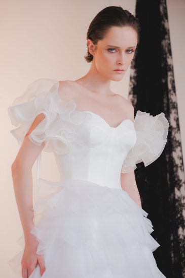 femme dans une robe de mariée princesse originale à volants