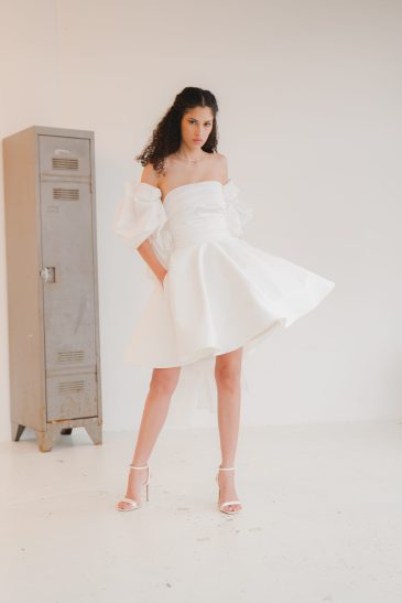 femme dans une robe de mariée courte originale pour un mariage civil