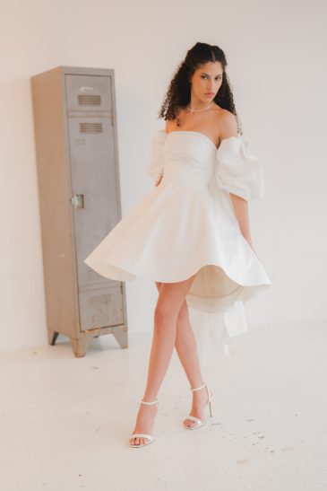 femme dans une robe de mariée courte originale pour un mariage civil