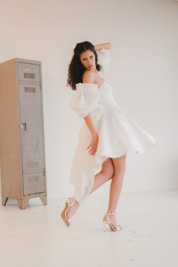 femme dans une robe de mariée courte originale pour un mariage civil
