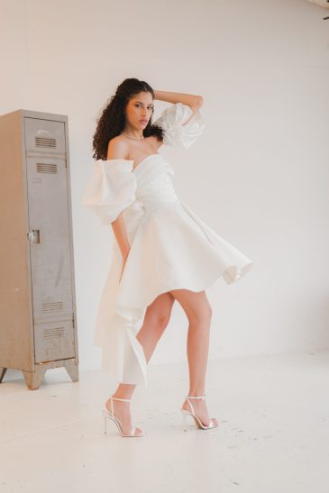 femme dans une robe de mariée courte originale pour un mariage civil