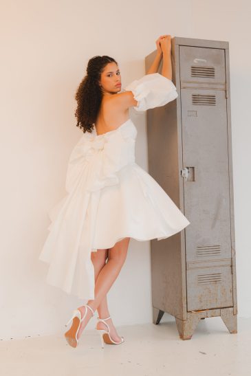 femme dans une robe de mariée courte originale pour un mariage civil