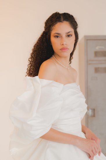 femme dans une robe de mariée courte originale pour un mariage civil