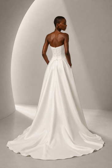 femme dans une robe de mariée épurée et minimaliste