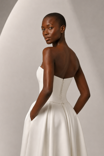 femme dans une robe de mariée épurée et minimaliste