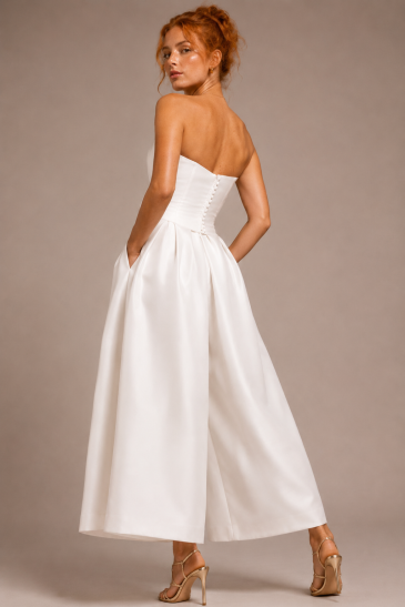 femme avec une tenue de mariage civil pantalon moderne