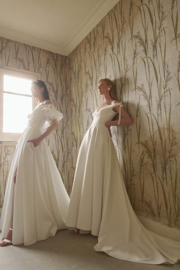 deux femmes habillées de robes de mariées princesses élégantes