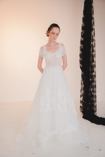 femme dans une robe de mariée fluide en dentelle de Calais-Caudry