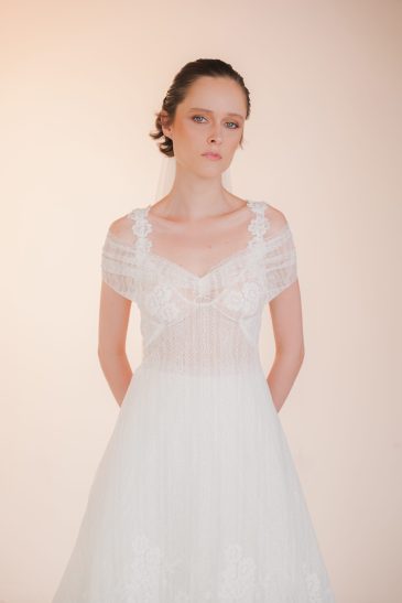 femme dans une robe de mariée fluide en dentelle de Calais-Caudry
